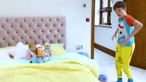 Мистер Макс • Mister Max - Макс, Кэти и папа притворяются куклами
