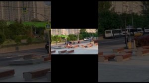 Автомобиль въехал через газон в пешеходную зону на Площадь защитников Неба в Крылатском