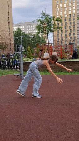 Юная акробатка...