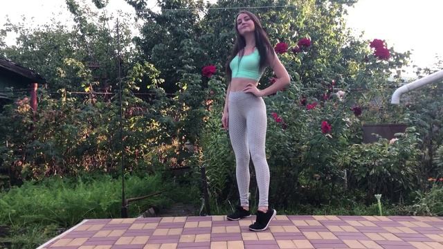 Милая девушка в Леггинсах. Обтягивающая женская одежда на каждый день.
