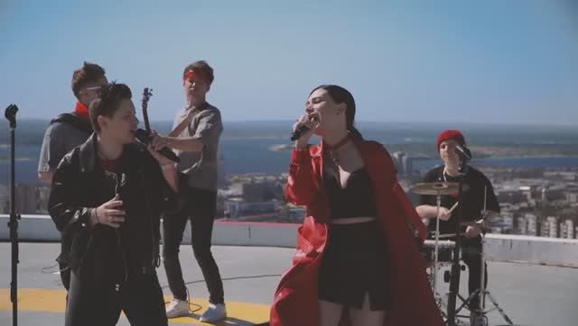 Кавер-группа "КАВЕРХИТ" /Играем на крыше самого высокого здания/ ЭНЕРГЕТИКА И ДРАЙВ смотреть онлайн