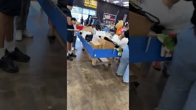 Американские скидки  is live! смотреть онлайн