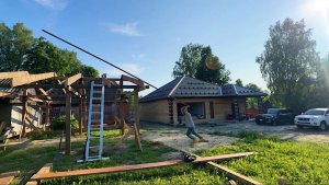 Начали делать обрешетку на крыше. Занимаемся в теплицах. Стройка продолжается. Жизнь простых людей.