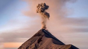 Вулкан Фуэго начал извержение и выбросил столбы пепла высотой до 7 километров