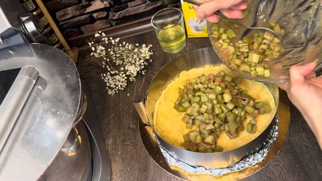 Летний,вкусный пирог с ревенем и безе,простой и вкусны