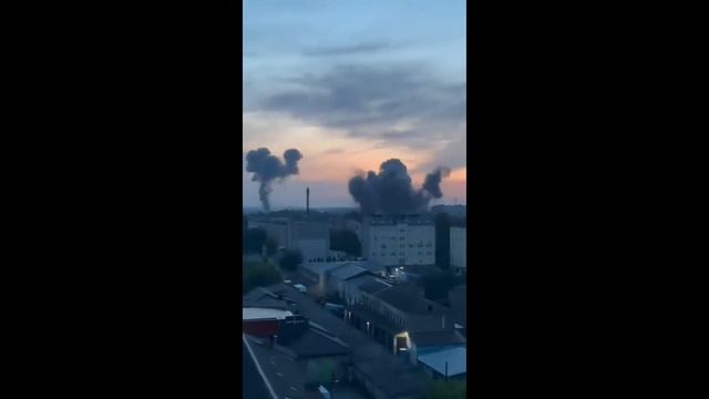 Кадры прилета трёх российских крылатых ракет по Луцку.