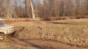 Шевроле Нива рвёт Уаз на бездорожье
