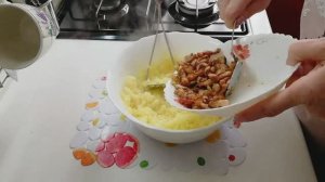 Котлетки из картофеля с пережаренным салом и свежей зеленью.
