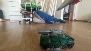 ого!!!!!!!!!!!!!!!!!!!!!! на хаунда напал скандалист(starscream) но у хаунда была целая артиллерия