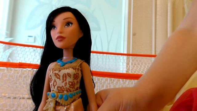 Диана и Рома Диана играет в прятки с куклами Диснеевской принцессы Видео для детей