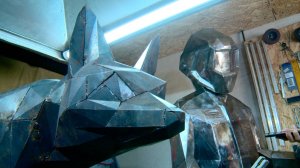 Работник предприятия создает из металла настоящие шедевры