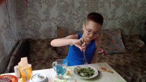 Бабушка готовит вкусные чесночные стрелки 06-06-2025