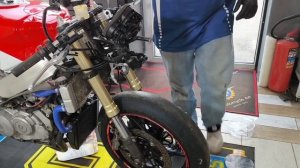 Финальная сборка Honda RVF 400 HRC Replica