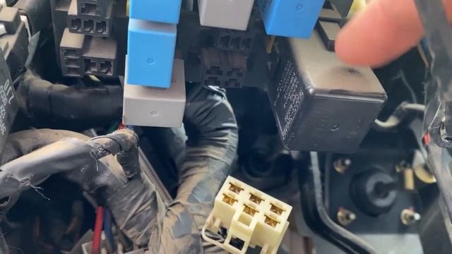 Hyundai Accent РЕЛЕ В САЛОНЕ ПОД ТОРПЕДОЙ смотреть онлайн