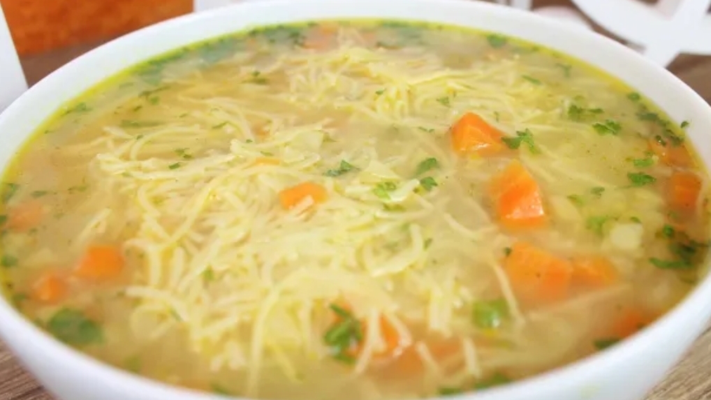 Легкий и быстрый вегетарианский суп! Рецепт вкусного супа с лапшой  с вкусной суповой зеленью!