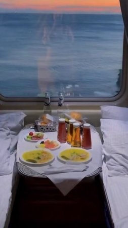 Легкий ужин в СВ вагоне. Путешествие на море. Закат