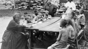 69 лет назад - В СССР отменена плата за обучение в старших классах средних школ