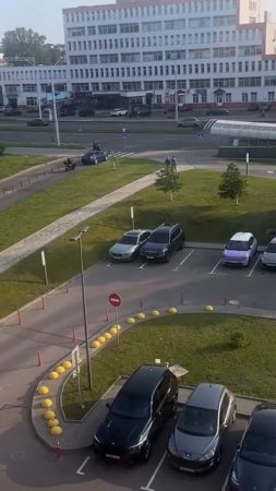 Два БМВ на нормальной парковке