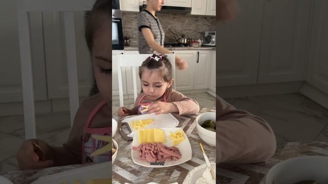 Вкусная пицца на дрожжевом тесте , справится даже ребё смотреть онлайн