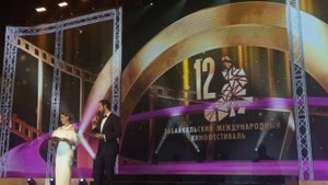 Живот уже не скроешь: белое платье выдало секрет Агаты Муцениеце