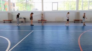 Прыжки через мячи и ходьба спиной вперед