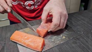 Нарезка слабосолёной форели из вакуумной упаковки с о