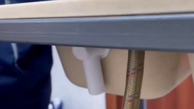 Установка бутылочного сифона Б-45079 (Б-4507) на мойку с переливом на кухне.