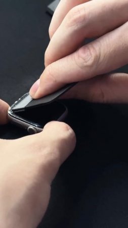 Установка защитной бронированной пленкаи на экран Apple Watch от Bronoskins #bronoskins #applewatch