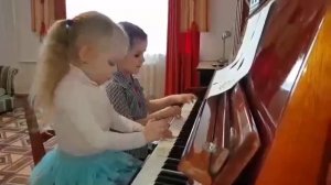 Два котёнка (Музыка Тимура Максимова) Исп. Аня и Маша Алексеенко