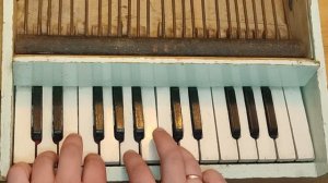 Красивая известная мелодия на детском пианино