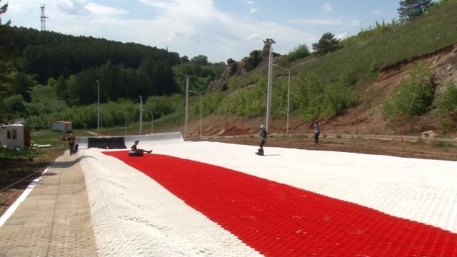 В Каменске появилась «летняя» трасса для катаний на сноубордах и ватрушках. Панорама 06.06.25