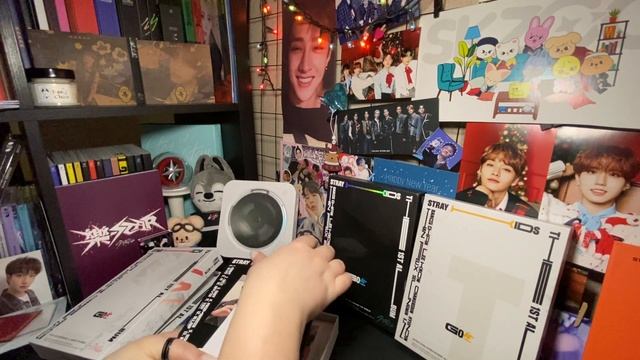 Распаковка альбомов Stray kids - go live и in life смотреть онлайн