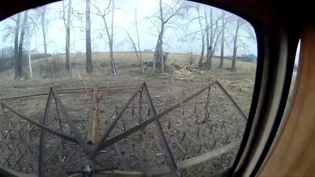 Минитрактор снова таскает четыре бороны. Ранняя весна