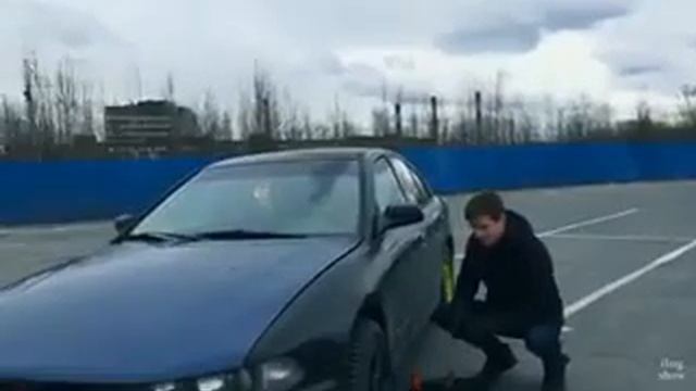 Как открыть машину с помощью домкрата смотреть онлайн