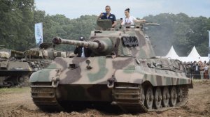Танк Тигр 2 времен Второй Мировой на фестивале в Нормадии