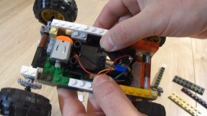 Вставляем моторчик от игрушечной машины в Lego