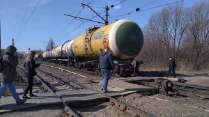 ЧМЭ3-7047 со сборным составом делает манёвр по ст. Янички