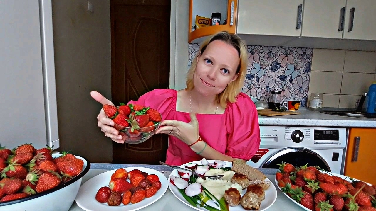 Тефтели с рисом, картошкой и клубникой 🍓 | Мукбанг