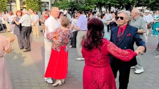 _Я встретил розу..._ А. Кунцевич и брестчане🌺🌺🌺🌺🌺.mp4