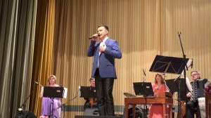 "Не плачь, девчонка" - Владислав Косарев (хор зрителей) и Ансамбль русских народных инструментов