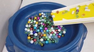 500 шариков катятся с горки.