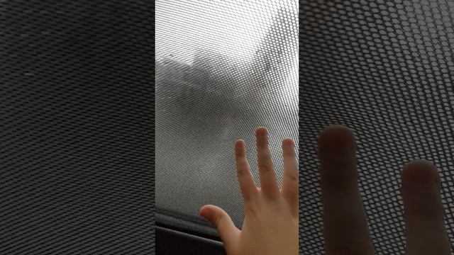 У нас в Ярославле гроза, сильный ливень и град