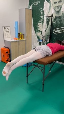 Сгибание и разгибание колена лежа при помощи здоровой ноги