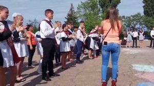 поет мама и дочка "Чудеса нас оставили" (Поверить в чудо) Последний звонок 2021 г. ОШ N:29