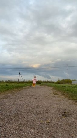 Вы поверите мне, если я скажу, что первый раз без камеры Мира побежала за мной?😂