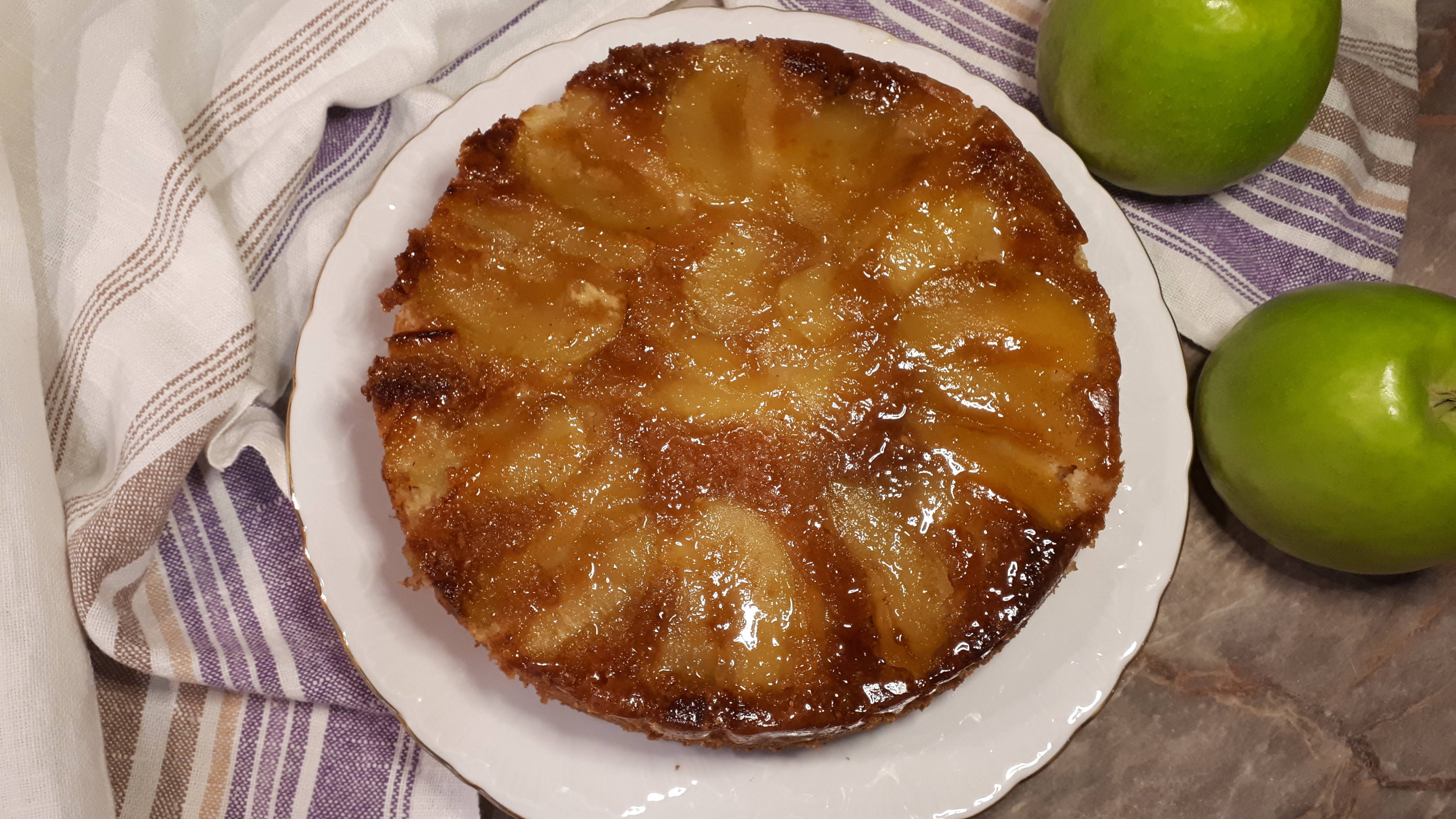 Пирог с карамелизированными яблоками. Очень быстрый, без весов и миксера.