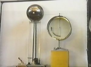 Физика. Опыты. Электричество и магнетизм. Элементарная электростатика. Генератор Ван-де-Граафа