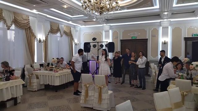 А эта свадьба, свадьба, свадьба, пела и плясала, И крыль смотреть онлайн