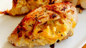 Жареное филе курицы с грибами и сыром.