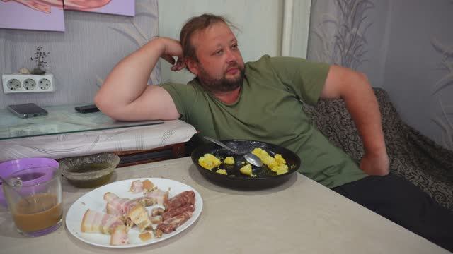 Я УСТАЛ РАБОТАТЬ В САДУ И ОГОРОДЕ ЗАЛЬЮ ВСЁ БЕТОНОМ ЖИЗНЬ В ДЕРЕВНЕ еда